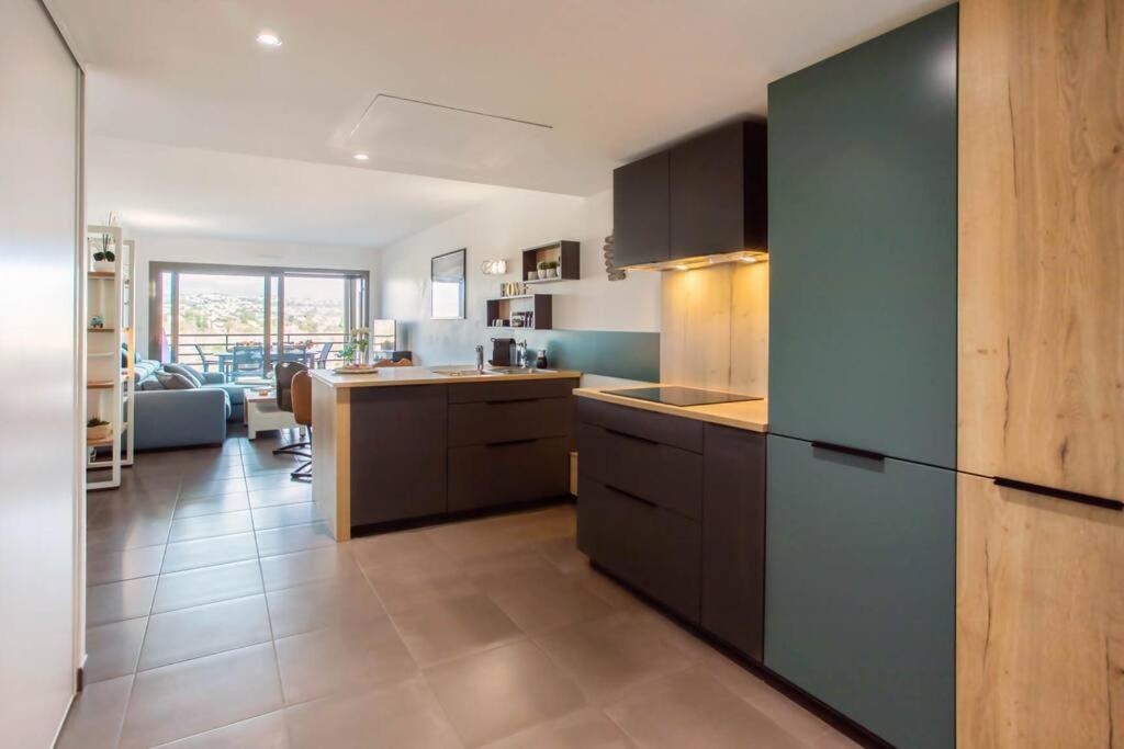 A7- 2 Bdr Sea & Mountain View - Ac, Parking, Pool & Terrace Apartment Antibes Bagian luar foto